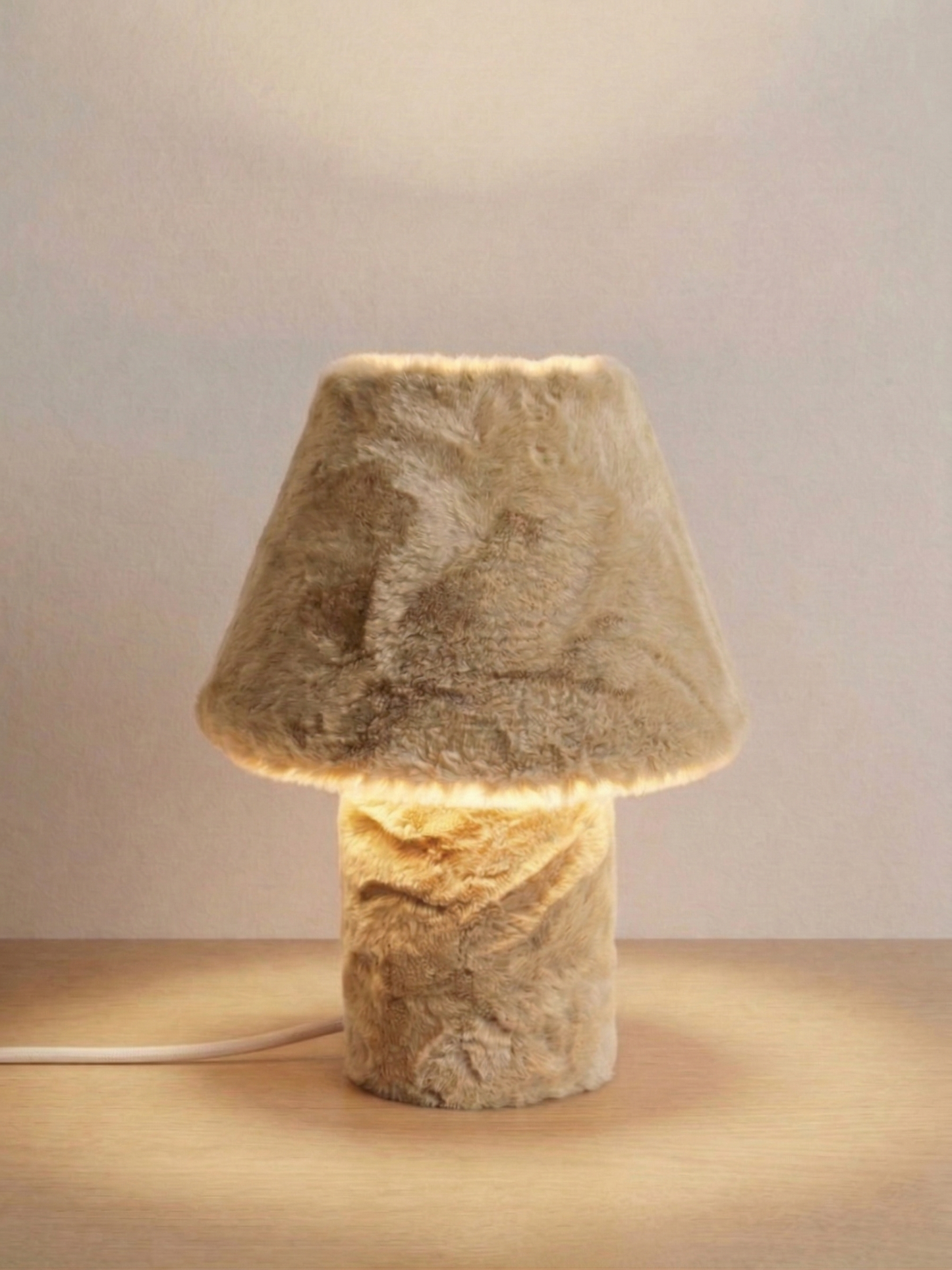 Momo table lamp in beige faux fur