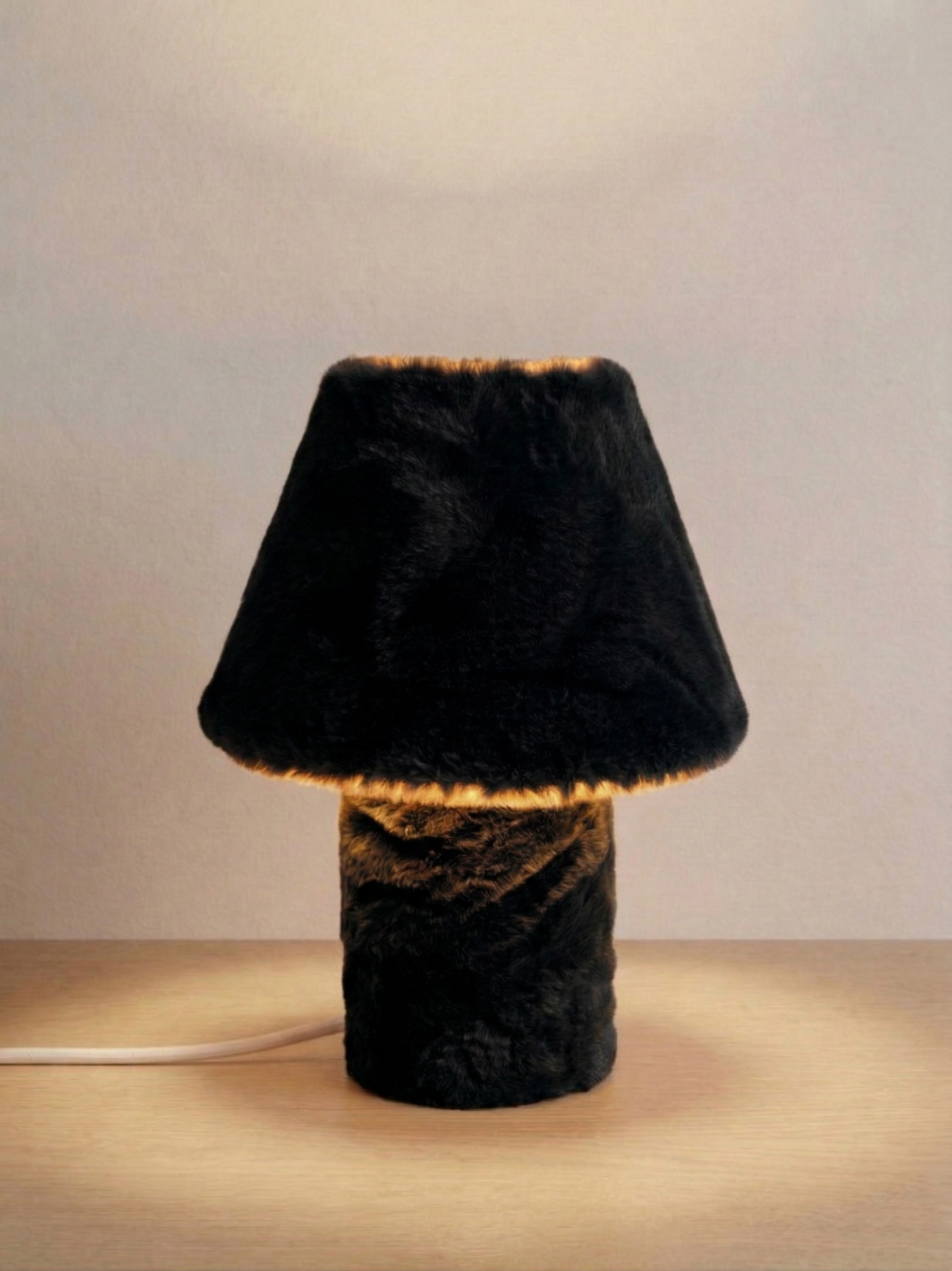 Momo table lamp in black faux fur